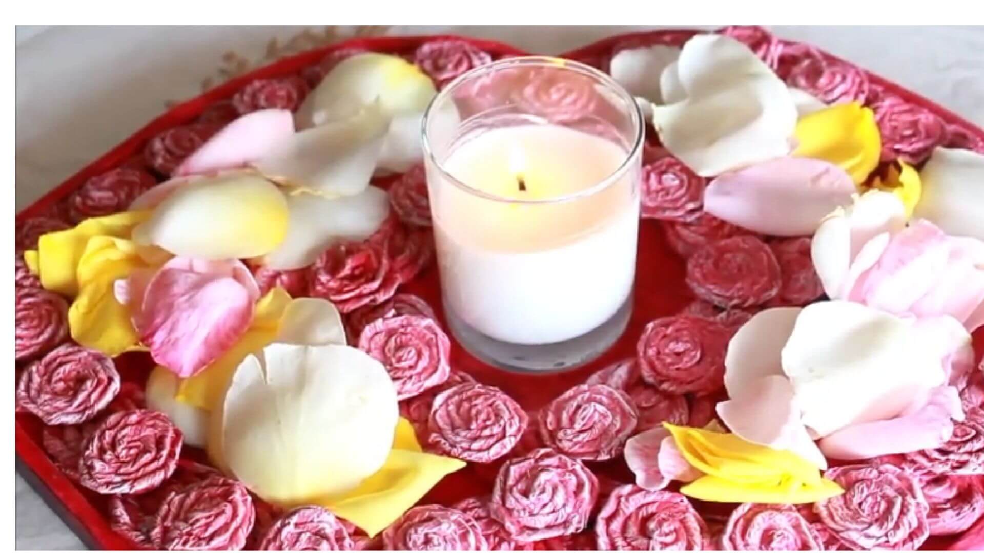 Centro de mesa con rosas de papel y cartón reciclado