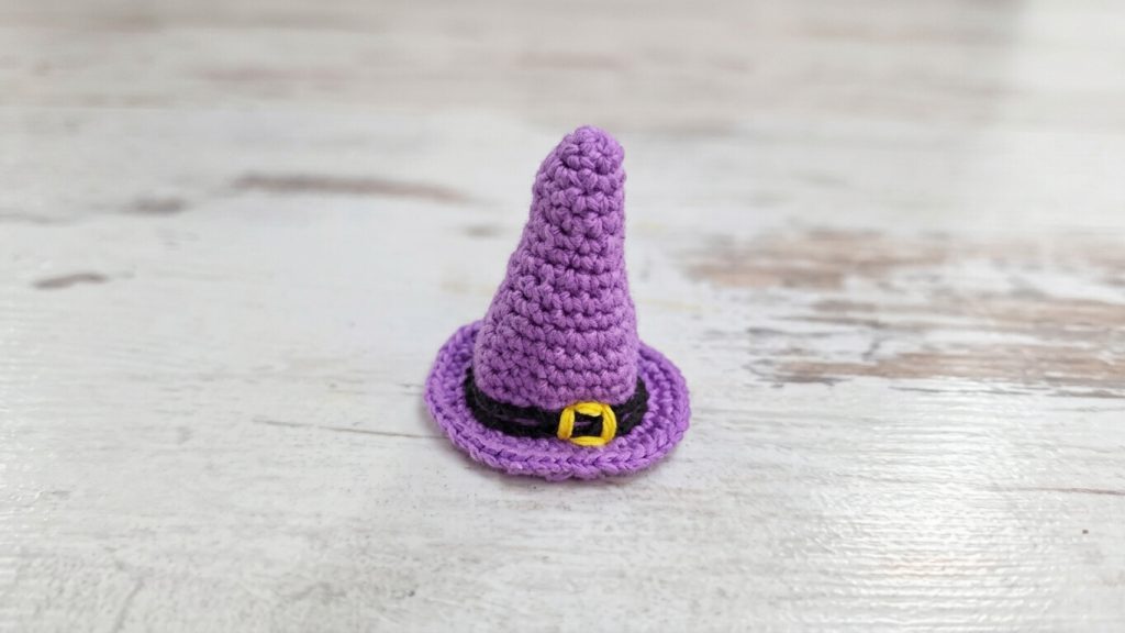 mini sombrero de bruja a crochet