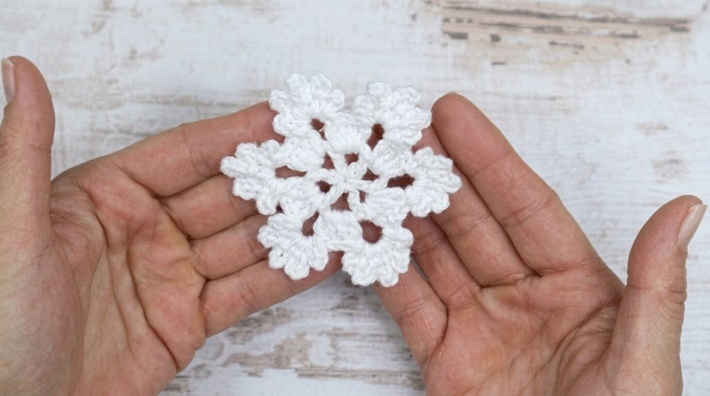 Copo de nieve a crochet para decoración navideña