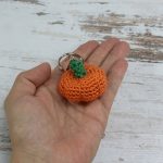 Llavero calabaza amigurumi a crochet: Patrón paso a paso