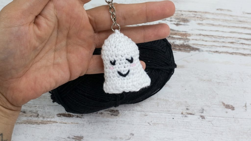 llavero fantasma amigurumi paso a paso