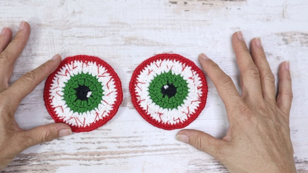 Posavasos de ojo a crochet para Halloween